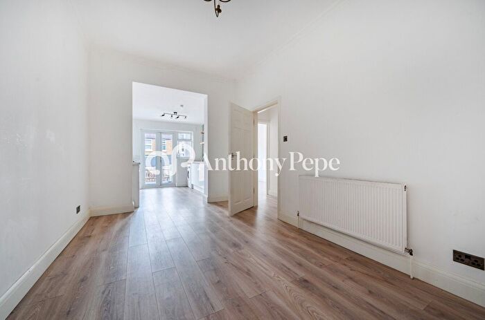 2 Bedroom Flat For Sale In Tottenhall Road, Palmers Green, London, N13