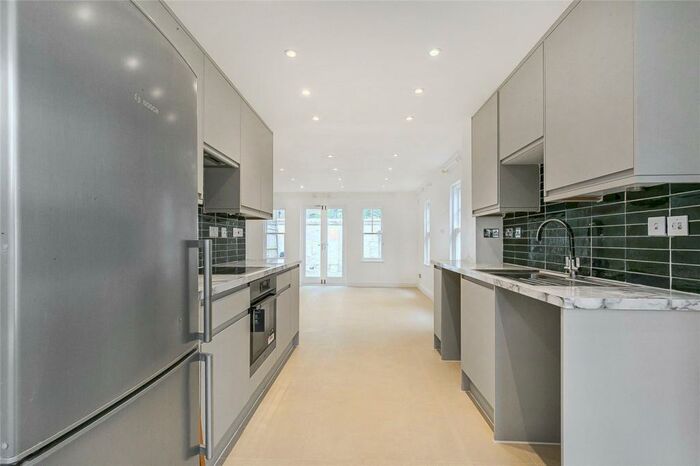 3 Bedroom Terraced House To Rent In Sutton Square, Hackney, London, E9