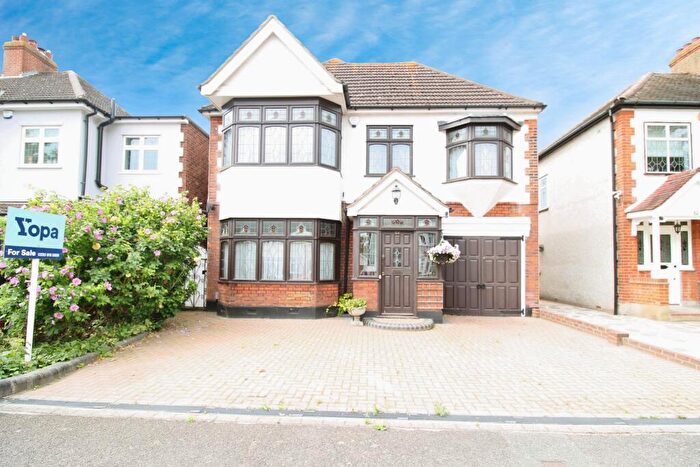 4 Bedroom Detached House For Sale In Melstock Avenue, Upminster, RM14