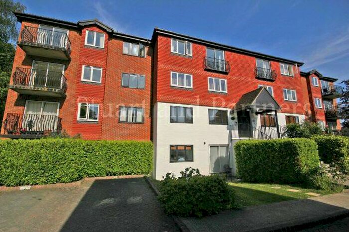 2 Bedroom Flat To Rent In Great Heathmead, Haywards Heath, RH16