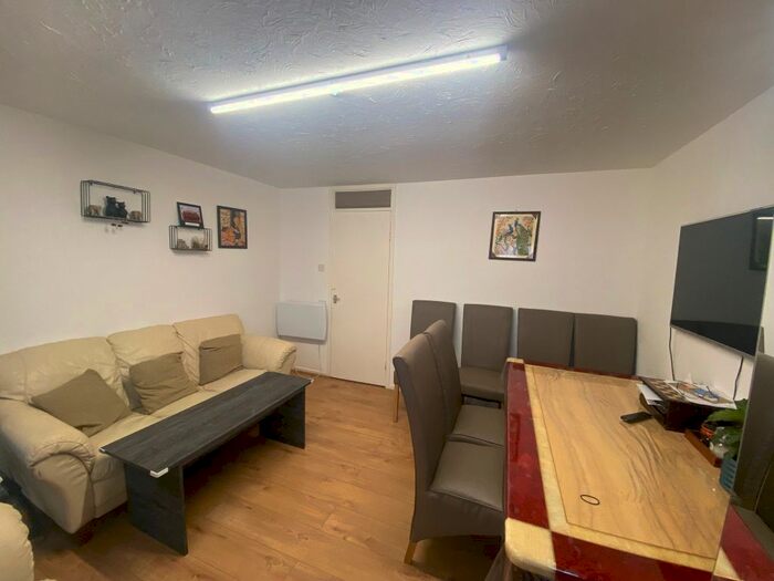 1 Bedroom Maisonette To Rent In Abbotswood Way, Hayes, UB3