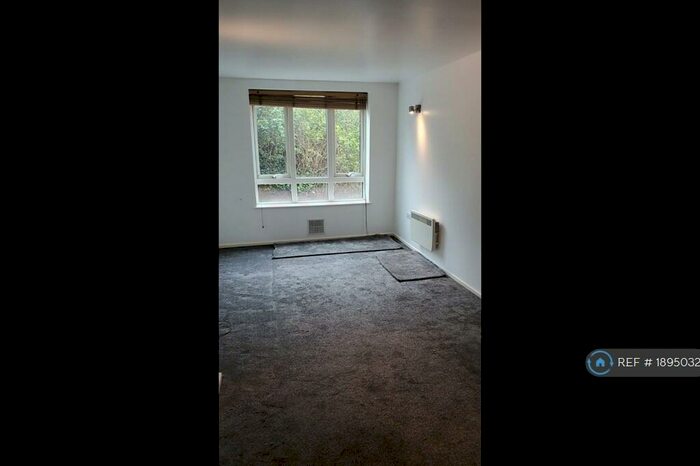 2 Bedroom Flat To Rent In High Rd, London, E18