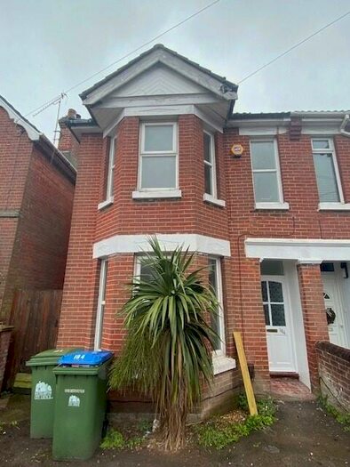 4 Bedroom Semi-Detached House To Rent In Radstock Road, Southampton, Hampshire, SO19