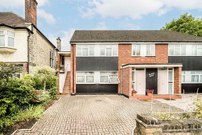 2 Bedroom Maisonette To Rent In Woodberry Gardens, London, N12