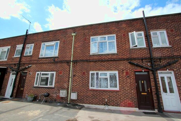 4 Bedroom Maisonette To Rent In Tolworth Broadway, Surbiton, KT6