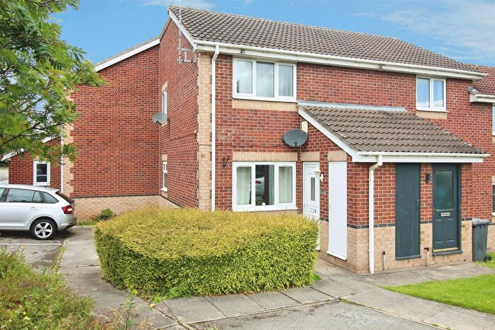 2 Bedroom Flat For Sale In Wordsworth Drive, Oulton, Leeds, LS26