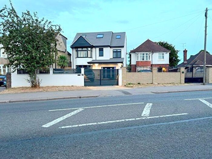 6 Bedroom Detached House For Sale In Barton Road, New Bedford Road Area, Luton, Beds, LU3