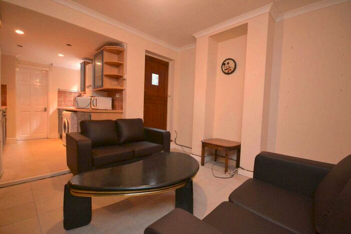 4 Bedroom Terraced House To Rent In Pitcroft Avenue, Reading, RG6