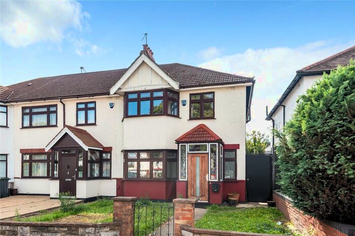 3 Bedroom House To Rent In Hedge Lane, Palmers Green, London, N13