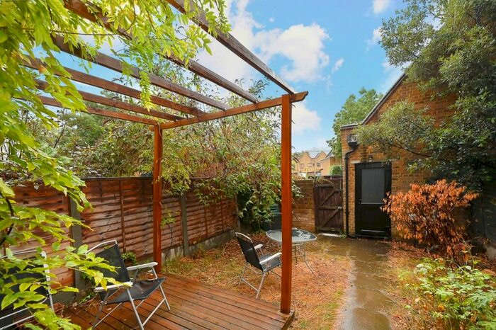 3 Bedroom Semi-Detached House To Rent In London, E1W