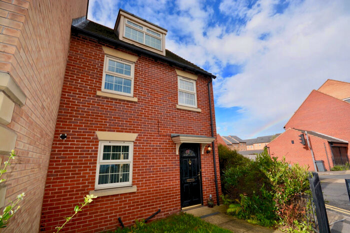 3 Bedroom Town House To Rent In Heathfields, Barnsley, S70