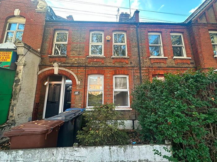 2 Bedroom Flat To Rent In Winns Avenue, E17
