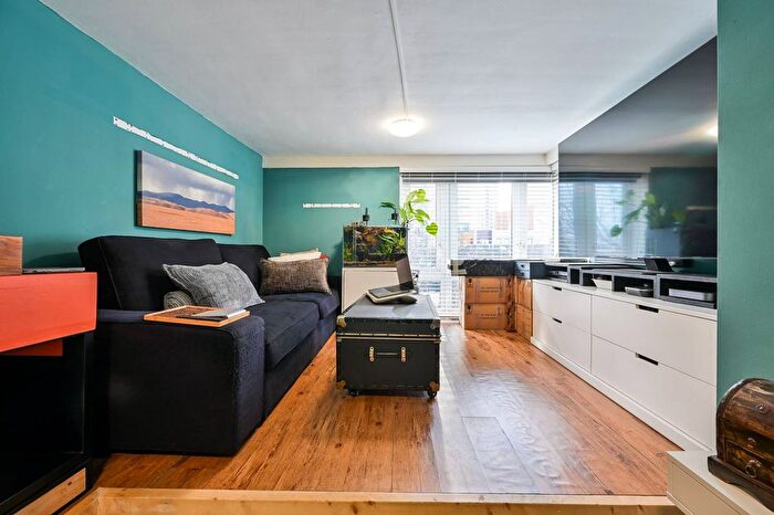 2 Bedroom Flat To Rent In Rockingham Street, Elephant And Castle, London, SE1