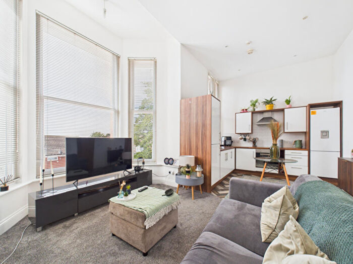 2 Bedroom Apartment For Sale In The Lawns, Hull, Yorkshire, HU7