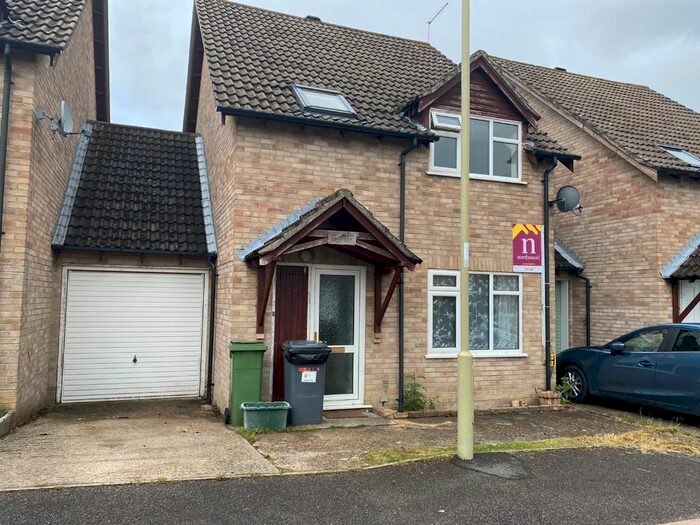 3 Bedroom Semi-Detached House To Rent In Sarisbury Close, Tadley, RG26