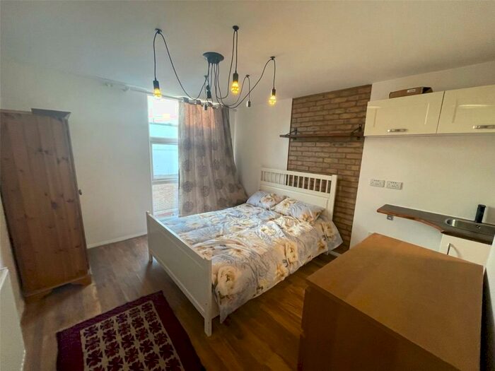 Apartment To Rent In Lemsford Close, South Tottenham, London, N15