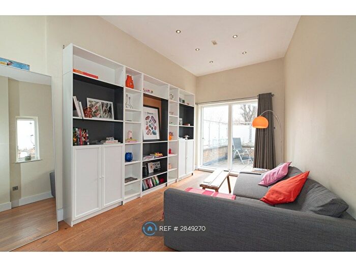 2 Bedroom Flat To Rent In Landgrove Road, London, SW19