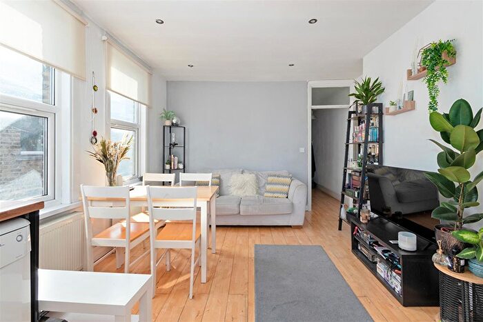 3 Bedroom Flat For Sale In Kingston Road, Wimbledon, SW19