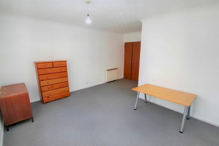 1 Bedroom Flat To Rent In Turnpike Lane, Uxbridge, UB10