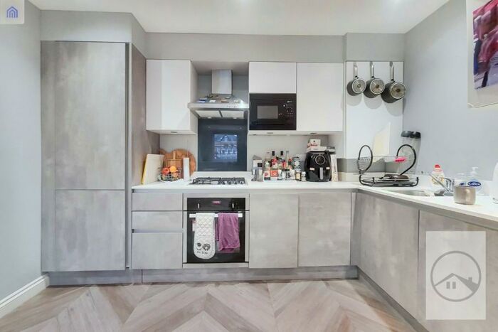 3 Bedroom Flat To Rent In Thurlow Park Road, London, SE21