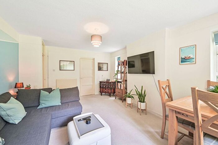 1 Bedroom Flat To Rent In Burnbrae Close, West Finchley, London, N12