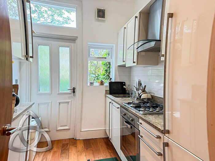 1 Bedroom Flat To Rent In Shacklewell Lane, E8