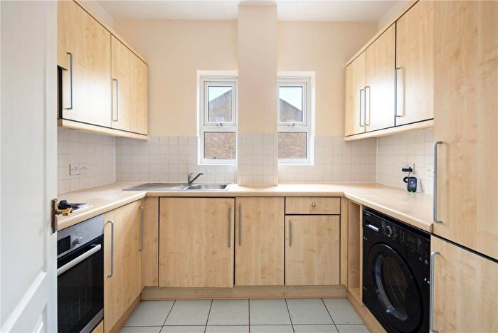 2 Bedroom Flat To Rent In Beaulieu Lodge, Schooner Close, London, E14