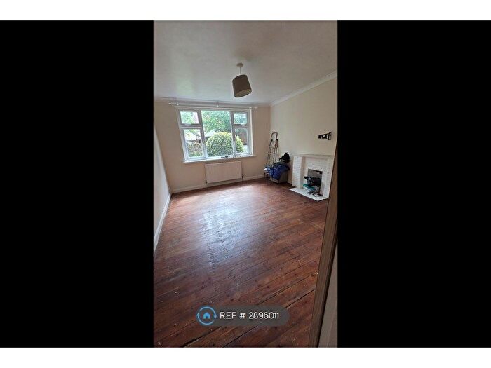 2 Bedroom Flat To Rent In Fishpond Drive, Nottingham, NG7