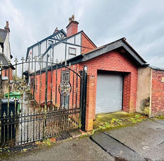 6 Bedroom Semi-Detached House To Rent In Parkway Road, Dudley, DY1