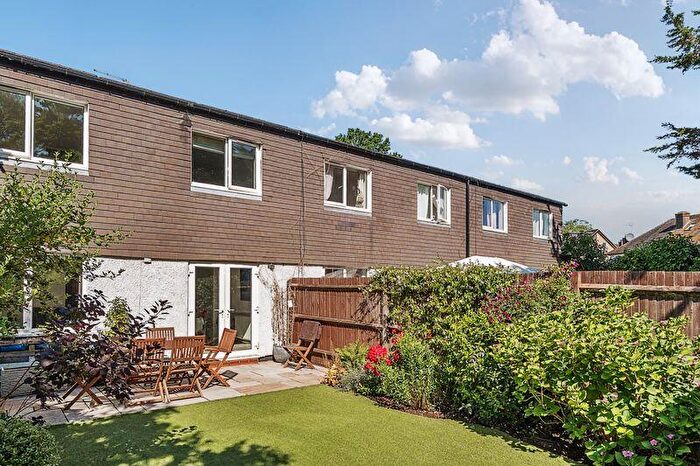 3 Bedroom Terraced House For Sale In Domville Close, London, N20