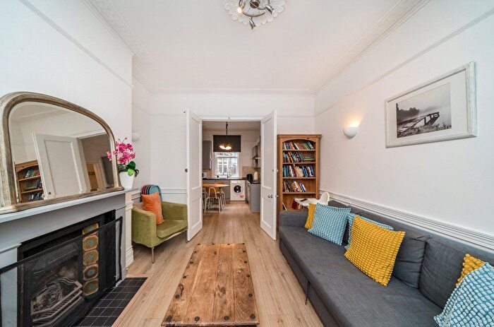 3 Bedroom Flat To Rent In Warwick Way, London, SW1V