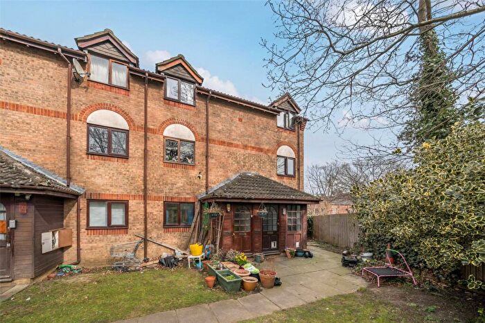 2 Bedroom Maisonette For Sale In Hawthorn Place, Erith, DA8