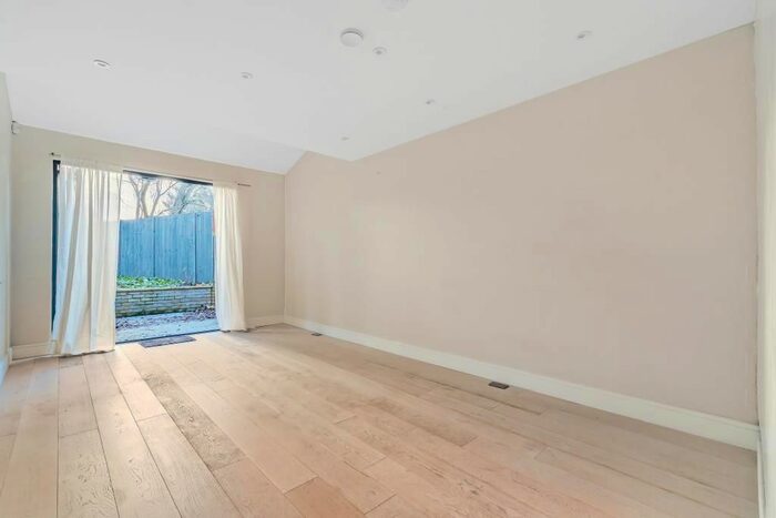 4 Bedroom Semi-Detached House To Rent In Kew, Surrey, TW9