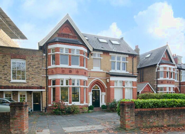 2 Bedroom Flat To Rent In Woodville Road, Ealing Broadway, London, W5