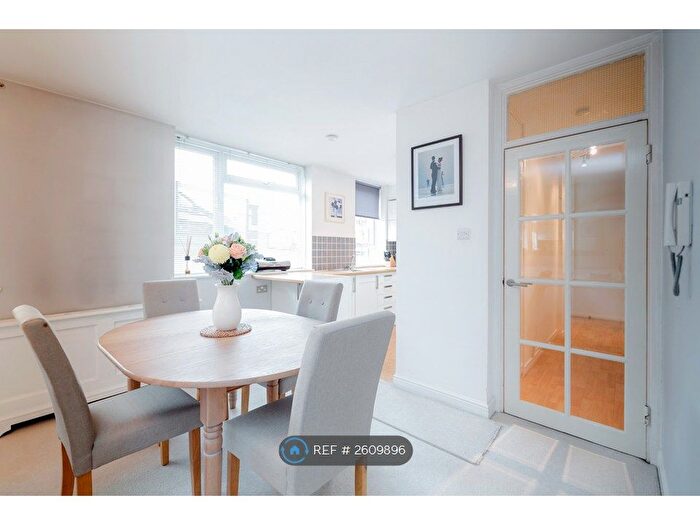 1 Bedroom Flat To Rent In Grosvenor Court, London, SW15