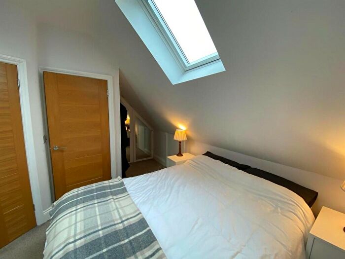2 Bedroom Flat To Rent In Brighton Road, Banstead, Surrey, SM7