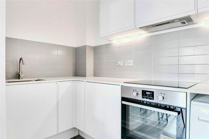 3 Bedroom Flat To Rent In Kew Bridge Court, Strand On The Green, W4