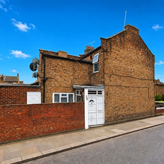 Studio To Rent In Montagu Road, London, N18