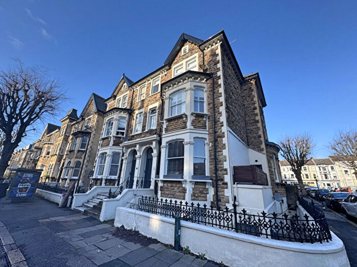 2 Bedroom Apartment For Sale In Cromwell Road, Hove, BN3