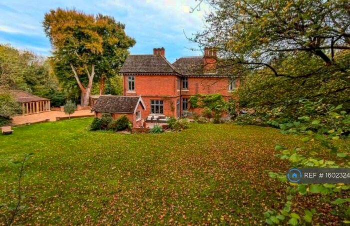 5 Bedroom Semi-Detached House To Rent In Croydon Lane, Banstead, SM7