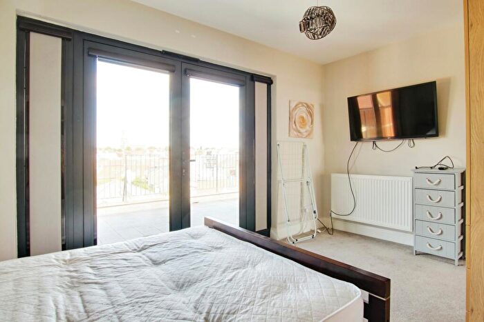 2 Bedroom Flat For Sale In Harbour Parade, Ramsgate, Kent, CT11