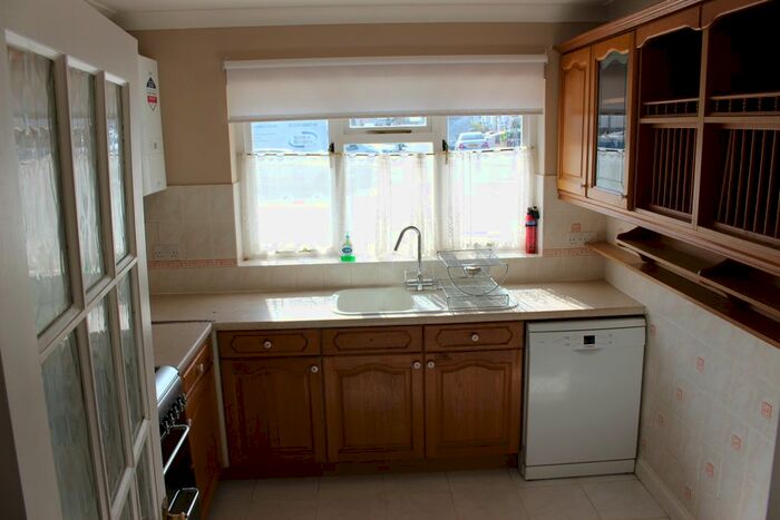 4 Bedroom Semi-Detached House To Rent In Salt Hill Avenue, Slough, SL1