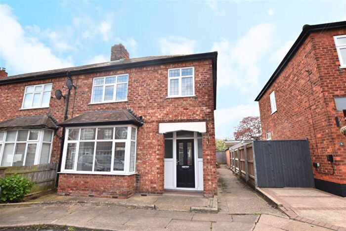 3 Bedroom End Of Terrace House For Sale In Lampton Grove, Grimsby, DN32