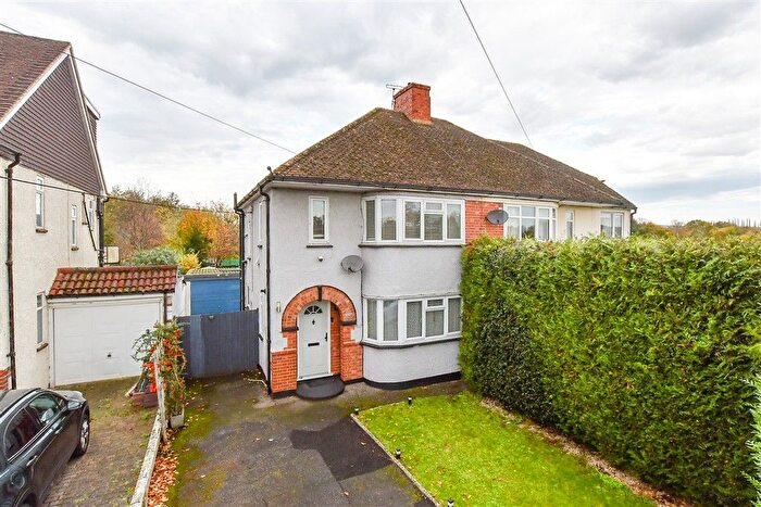 3 Bedroom Semi Detached House For Sale In Castle Way, Leybourne, Kent, ME19