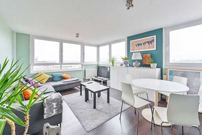 2 Bedroom Flat For Sale In Macey House, Battersea Park, London, SW11