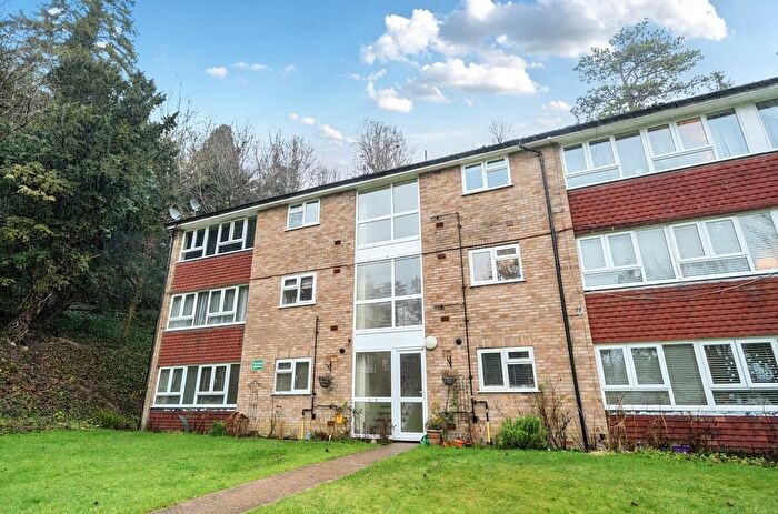 2 Bedroom Flat For Sale In Gladeside Court, Succombs Hill, Warlingham, Surrey, CR6