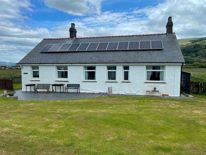 4 Bedroom Bungalow For Sale In Penrhyn Drive South, Fairbourne, Gwynedd