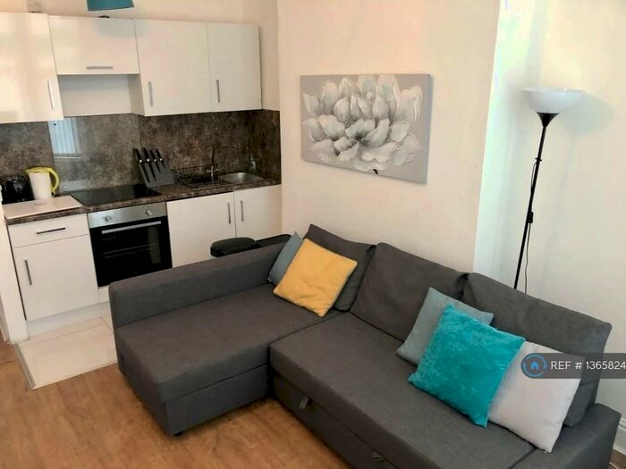 1 Bedroom Flat To Rent In Pen-Y-Lan Road, Cardiff, CF24