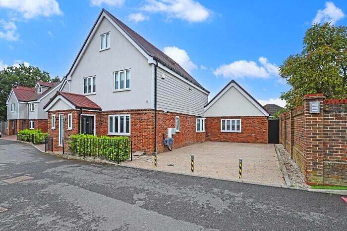 4 Bedroom Detached House For Sale In Oak Hill Road, Stapleford Abbotts, RM4
