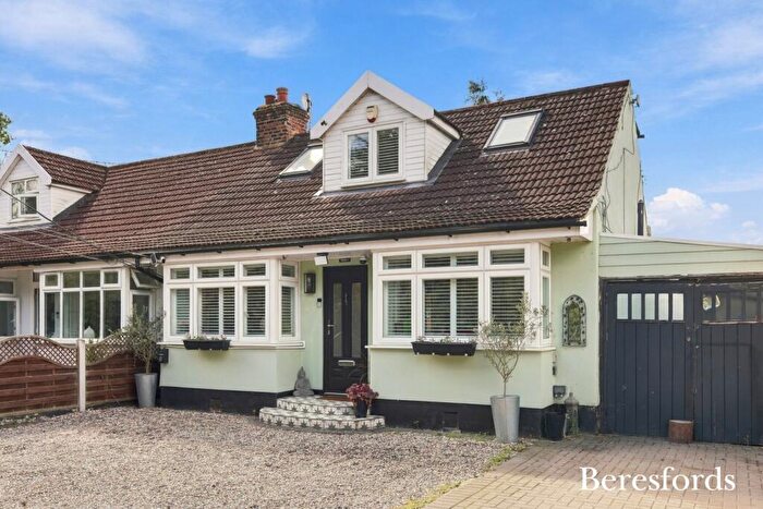 3 Bedroom Semi Detached House For Sale In Aveley Road, Upminster, RM14